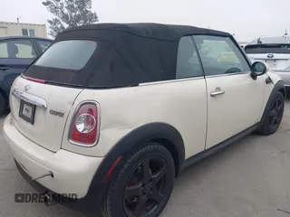 2011 MINI Convertible z VIN WMWZN3C5XBTZ89487, wystawiony jako IAAI lot #42500274 z przebiegiem 119 172 mil mil oraz . Historia ofert i sprzedaży dostępna na DreamBid. Obrazek 4.