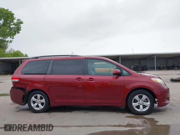 2014 Toyota Sienna LE AAS z VIN 5TDKK3DC9ES466877, wystawiony jako IAAI lot #42298356 z przebiegiem 189 826 mil mil oraz . Historia ofert i sprzedaży dostępna na DreamBid. Obrazek 13.