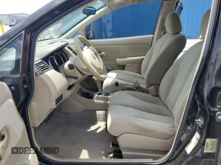 2010 Nissan Versa S z VIN 3N1BC1CPXAL382804, wystawiony jako Copart lot #63652575 z przebiegiem 168 051 mil mil oraz Szkoda całkowita • Salvage title. Historia ofert i sprzedaży dostępna na DreamBid. Obrazek 7.