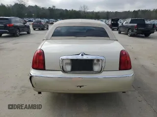 2002 Lincoln Town Car Cartier z VIN 1LNHM83W12Y622791, wystawiony jako Copart lot #43132885 z przebiegiem Nie podano mil oraz Szkody całkowita. Historia ofert i sprzedaży dostępna na DreamBid. Obrazek 6.