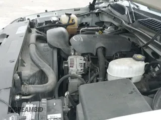 2006 Chevrolet Silverado 2500HD LT2 z VIN 1GCHK23U86F271370, wystawiony jako IAAI lot #42594106 z przebiegiem 262 180 mil mil oraz . Historia ofert i sprzedaży dostępna na DreamBid. Obrazek 19.