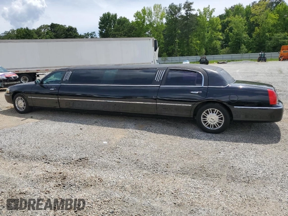 2004 Lincoln Town Car Executive z VIN 1L1FM81W54Y674245, wystawiony jako Copart lot #59638315 z przebiegiem 183 637 mil mil oraz Czysty tytuł • Clean title. Historia ofert i sprzedaży dostępna na DreamBid. Obrazek 2.