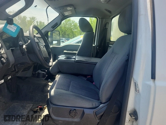 2013 Ford F-250 XL z VIN 1FDBF2B68DEB48275, wystawiony jako IAAI lot #42512434 z przebiegiem 434 130 mil mil oraz . Historia ofert i sprzedaży dostępna na DreamBid. Obrazek 27.