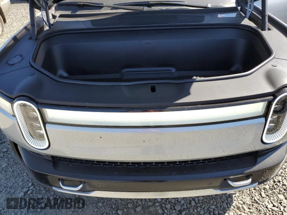 2023 Rivian R1T Adventure z VIN 7FCTGBAA0PN025046, wystawiony jako Copart lot #62502274 z przebiegiem 1385 mil mil oraz Szkody całkowita. Historia ofert i sprzedaży dostępna na DreamBid. Obrazek 11.