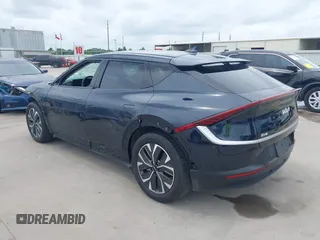 2024 Kia EV6 Light z VIN KNDC34LB7R5616772, wystawiony jako IAAI lot #42133260 z przebiegiem 10 415 mil mil oraz . Historia ofert i sprzedaży dostępna na DreamBid. Obrazek 3.