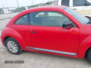 2013 Volkswagen Beetle Entry z VIN 3VWFX7AT6DM603784, wystawiony jako IAAI lot #42310851 z przebiegiem 96 277 mil mil oraz . Historia ofert i sprzedaży dostępna na DreamBid. Obrazek 13.