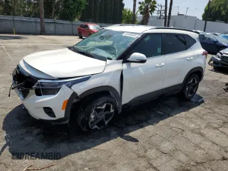 2024 Kia Seltos EX z VIN KNDER2AA2R7552036, wystawiony jako Copart lot #53456655 z przebiegiem 28 574 mil mil oraz Czysty tytuł • Clean title. Historia ofert i sprzedaży dostępna na DreamBid. Obrazek 1.