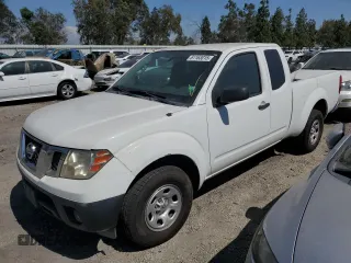 2015 Nissan Frontier S z VIN 1N6BD0CT2FN704275, wystawiony jako Copart lot #61163015 z przebiegiem 130 857 mil mil oraz Czysty tytuł • Clean title. Historia ofert i sprzedaży dostępna na DreamBid. Obrazek 1.