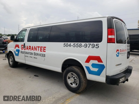 2023 Chevrolet Express Passenger LS z VIN 1GAZGNFP6P1205159, wystawiony jako Copart lot #54216095 z przebiegiem 33 752 mil mil oraz Szkoda całkowita • Salvage title. Historia ofert i sprzedaży dostępna na DreamBid. Obrazek 2.