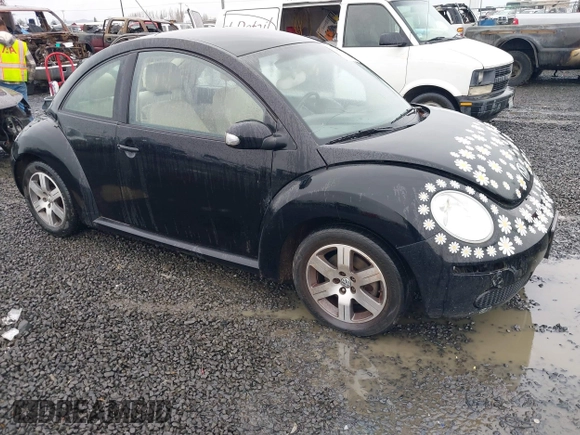 2006 Volkswagen New Beetle Coupe with VIN 3VWPG31C86M406583, listed as a IAAI auction lot 41590611 with 137,964 mi miles. Bid and sale history available at carsss.com. Image 1.