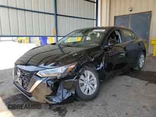 2025 Nissan Sentra S z VIN 3N1AB8BV5SY291712, wystawiony jako Copart lot #59800235 z przebiegiem 5 240 mil mil oraz Czysty tytuł • Clean title. Historia ofert i sprzedaży dostępna na DreamBid. Obrazek 1.