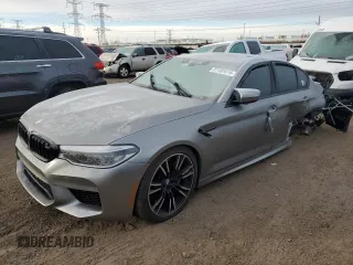 2018 BMW M5 z VIN WBSJF0C56JB282184, wystawiony jako Copart lot #87480414 z przebiegiem Nie podano mil oraz Szkody całkowita. Historia ofert i sprzedaży dostępna na DreamBid. Obrazek 1.