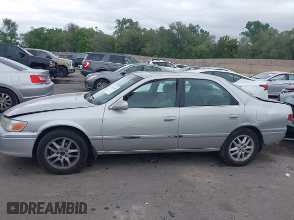2001 Toyota Camry LE z VIN 4T1BF28K71U127407, wystawiony jako IAAI lot #42247606 z przebiegiem 289 995 mil mil oraz . Historia ofert i sprzedaży dostępna na DreamBid. Obrazek 14.