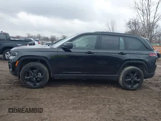 2023 Jeep Grand Cherokee Laredo z VIN 1C4RJHAG4PC599198, wystawiony jako IAAI lot #41741474 z przebiegiem 19 162 mil mil oraz . Historia ofert i sprzedaży dostępna na DreamBid. Obrazek 14.