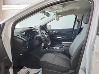 2017 Ford Escape SE z VIN 1FMCU0GD4HUB05330, wystawiony jako IAAI lot #42396863 z przebiegiem 66 420 mil mil oraz . Historia ofert i sprzedaży dostępna na DreamBid. Obrazek 35.