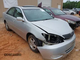 2002 Toyota Camry LE z VIN 4T1BE32K12U533606, wystawiony jako IAAI lot #42302302 z przebiegiem 303 980 mil mil oraz . Historia ofert i sprzedaży dostępna na DreamBid. Obrazek 1.
