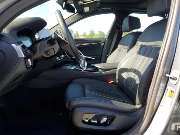 2019 BMW 5 Series 530i z VIN WBAJA5C59KBX87315, wystawiony jako Copart lot #58431155 z przebiegiem 21 667 mil mil oraz Szkoda całkowita • Salvage title. Historia ofert i sprzedaży dostępna na DreamBid. Obrazek 7.