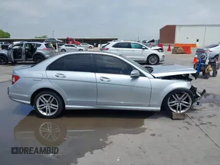 2014 Mercedes-Benz C 250 Sport z VIN WDDGF4HB1EA966634, wystawiony jako IAAI lot #42423577 z przebiegiem 159 296 mil mil oraz . Historia ofert i sprzedaży dostępna na DreamBid. Obrazek 13.