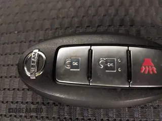 2008 Nissan Versa S z VIN 3N1BC11EX8L360197, wystawiony jako IAAI lot #41382985 z przebiegiem 79 656 mil mil oraz . Historia ofert i sprzedaży dostępna na DreamBid. Obrazek 11.