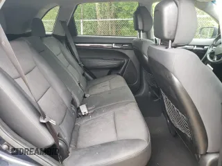 2012 Kia Sorento LX z VIN 5XYKTDA6XCG231139, wystawiony jako Copart lot #60020885 z przebiegiem 228 037 mil mil oraz Czysty tytuł • Clean title. Historia ofert i sprzedaży dostępna na DreamBid. Obrazek 11.