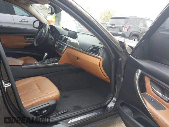 2013 BMW 3 Series 328i xDrive z VIN WBA3B3C55DF536295, wystawiony jako IAAI lot #42199448 z przebiegiem Nie podano mil oraz . Historia ofert i sprzedaży dostępna na DreamBid. Obrazek 5.