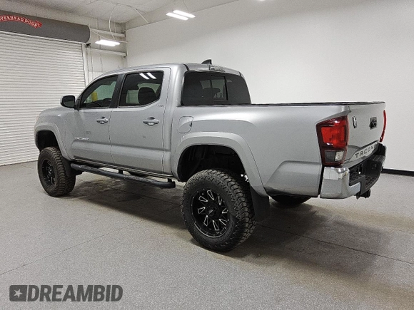 2020 Toyota Tacoma SR5 z VIN 5TFAZ5CN9LX089772, wystawiony jako Copart lot #60783225 z przebiegiem 59 592 mil mil oraz Czysty tytuł • Clean title. Historia ofert i sprzedaży dostępna na DreamBid. Obrazek 2.