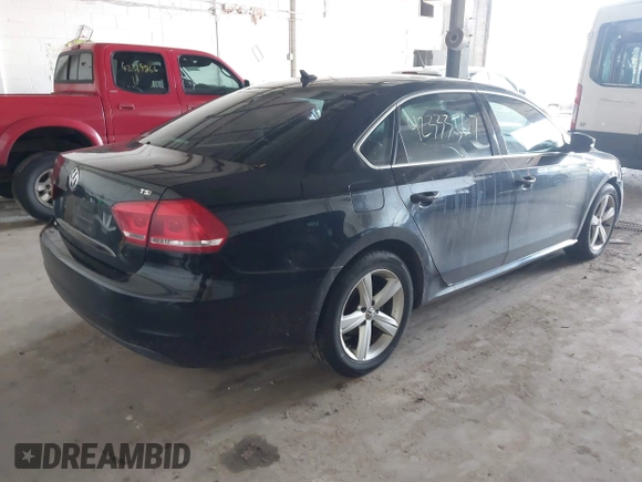 2015 Volkswagen Passat Limited Edition Edition z VIN 1VWAT7A36FC103702, wystawiony jako IAAI lot #42333507 z przebiegiem 174 729 mil mil oraz . Historia ofert i sprzedaży dostępna na DreamBid. Obrazek 4.