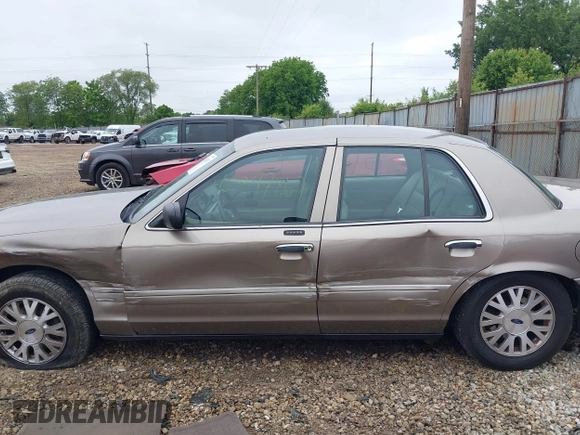 2004 Ford Crown Victoria LX z VIN 2FAFP74W74X114961, wystawiony jako IAAI lot #42347867 z przebiegiem 170 867 mil mil oraz . Historia ofert i sprzedaży dostępna na DreamBid. Obrazek 14.