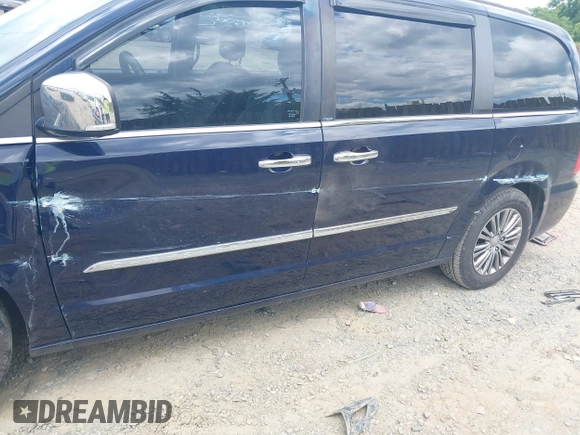 2014 Chrysler Town & Country Touring L z VIN 2C4RC1CG6ER200200, wystawiony jako IAAI lot #42347631 z przebiegiem 201 841 mil mil oraz . Historia ofert i sprzedaży dostępna na DreamBid. Obrazek 13.