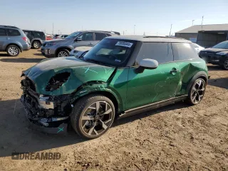 2025 MINI Hardtop Cooper S with VIN WMW23GD09S2W15072, listed as a Copart auction lot 70895044 with 1,661 mi miles and Salvage Title. Bid and sale history available at DreamBid. Image 1.