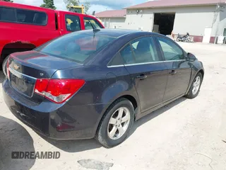 2014 Chevrolet Cruze 1LT z VIN 1G1PC5SB4E7246364, wystawiony jako IAAI lot #42422381 z przebiegiem 171 725 mil mil oraz . Historia ofert i sprzedaży dostępna na DreamBid. Obrazek 4.