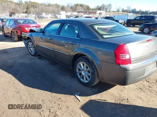 2008 Chrysler 300 z VIN 2C3LA33G58H115466, wystawiony jako IAAI lot #41353662 z przebiegiem 111 489 mil mil oraz . Historia ofert i sprzedaży dostępna na DreamBid. Obrazek 3.