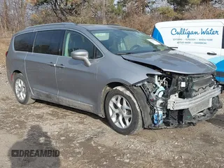 2018 Chrysler Pacifica Touring L Plus z VIN 2C4RC1EG7JR121562, wystawiony jako IAAI lot #41718473 z przebiegiem 105 808 mil mil oraz . Historia ofert i sprzedaży dostępna na DreamBid. Obrazek 1.