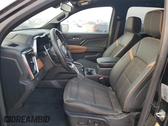 2024 GMC Canyon 4WD AT4 z VIN 1GTP6DEK5R1109902, wystawiony jako Copart lot #54504725 z przebiegiem 28 350 mil mil oraz Szkoda całkowita • Salvage title. Historia ofert i sprzedaży dostępna na DreamBid. Obrazek 7.