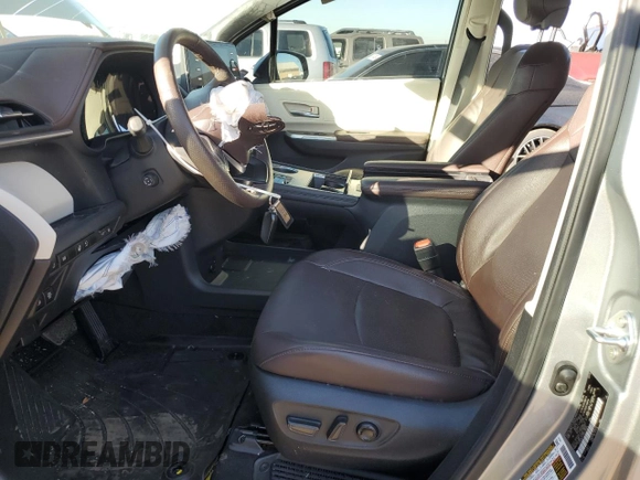 2024 Toyota Sienna Platinum z VIN 5TDESKFC8RS128364, wystawiony jako Copart lot #77888984 z przebiegiem 10 929 mil mil oraz Szkoda całkowita • Salvage title. Historia ofert i sprzedaży dostępna na DreamBid. Obrazek 7.