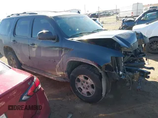 2010 Chevrolet Tahoe LT z VIN 1GNUKBE06AR258186, wystawiony jako IAAI lot #41673045 z przebiegiem 208 938 mil mil oraz . Historia ofert i sprzedaży dostępna na DreamBid. Obrazek 1.