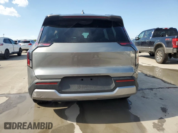 2024 Kia EV9 Wind z VIN KNDAFFS52R6030609, wystawiony jako Copart lot #72476804 z przebiegiem 8218 mil mil oraz Szkody całkowita. Historia ofert i sprzedaży dostępna na DreamBid. Obrazek 6.