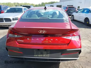 2025 Hyundai Elantra SE z VIN KMHLL4DG8SU938824, wystawiony jako IAAI lot #42022984 z przebiegiem 1234 mil mil oraz . Historia ofert i sprzedaży dostępna na DreamBid. Obrazek 16.