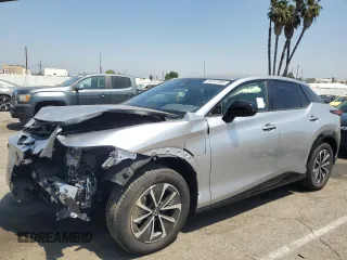 2025 Lexus RZ 300e Premium z VIN JTJABABB3SA007988, wystawiony jako Copart lot #54241965 z przebiegiem 2633 mil mil oraz Szkody całkowita. Historia ofert i sprzedaży dostępna na DreamBid. Obrazek 1.
