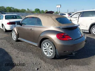 2015 Volkswagen Beetle z VIN 3VW5A7AT8FM818972, wystawiony jako IAAI lot #41966746 z przebiegiem 144 699 mil mil oraz . Historia ofert i sprzedaży dostępna na DreamBid. Obrazek 3.