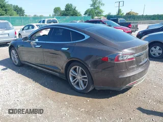 2013 Tesla Model S z VIN 5YJSA1DN6DFP03367, wystawiony jako IAAI lot #42565978 z przebiegiem 105 945 mil mil oraz . Historia ofert i sprzedaży dostępna na DreamBid. Obrazek 3.
