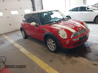 2005 MINI Hardtop z VIN WMWRC33585TC59865, wystawiony jako IAAI lot #42129057 z przebiegiem 93 359 mil mil oraz . Historia ofert i sprzedaży dostępna na DreamBid. Obrazek 1.