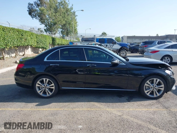 2018 Mercedes-Benz C 300 z VIN 55SWF4JB4JU273394, wystawiony jako IAAI lot #42497154 z przebiegiem 55 606 mil mil oraz . Historia ofert i sprzedaży dostępna na DreamBid. Obrazek 13.
