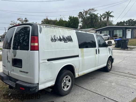 2005 Chevrolet Express Cargo z VIN 1GCFG15X151219200, wystawiony jako Copart lot #84236274 z przebiegiem 269 530 mil mil oraz Czysty tytuł • Clean title. Historia ofert i sprzedaży dostępna na DreamBid. Obrazek 4.