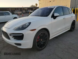 2014 Porsche Cayenne GTS z VIN WP1AD2A25ELA72319, wystawiony jako Copart lot #79962014 z przebiegiem 87 608 mil mil oraz Szkoda całkowita • Salvage title. Historia ofert i sprzedaży dostępna na DreamBid. Obrazek 1.