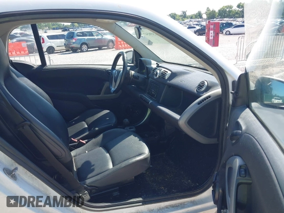 2015 Smart fortwo Passion z VIN WMEEJ3BA4FK791268, wystawiony jako IAAI lot #42496547 z przebiegiem 257 540 mil mil oraz . Historia ofert i sprzedaży dostępna na DreamBid. Obrazek 5.
