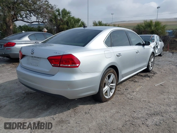 2015 Volkswagen Passat SE z VIN 1VWBV7A34FC085960, wystawiony jako IAAI lot #41464038 z przebiegiem 85 312 mil mil oraz . Historia ofert i sprzedaży dostępna na DreamBid. Obrazek 4.