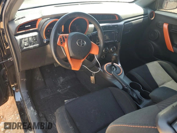 2015 Scion tC z VIN JTKJF5C79FJ006996, wystawiony jako Copart lot #53114425 z przebiegiem 91 647 mil mil oraz Szkoda całkowita • Salvage title. Historia ofert i sprzedaży dostępna na DreamBid. Obrazek 8.