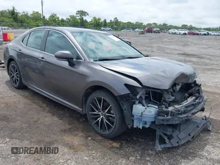 2022 Toyota Camry SE z VIN 4T1G11AK3NU622539, wystawiony jako IAAI lot #42245319 z przebiegiem 74 796 mil mil oraz . Historia ofert i sprzedaży dostępna na DreamBid. Obrazek 1.