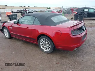2014 Ford Mustang V6 z VIN 1ZVBP8EM6E5277323, wystawiony jako IAAI lot #42601652 z przebiegiem 64 616 mil mil oraz . Historia ofert i sprzedaży dostępna na DreamBid. Obrazek 3.